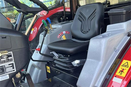 Interior del tractor hecho de plásticos de ingeniería